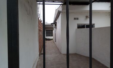 Casa trasera en ALQUILER con 2 dormitorios y cochera cubierta a 4cuadras de estación Glew.