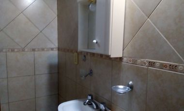 Casa trasera en ALQUILER con 2 dormitorios y cochera cubierta a 4cuadras de estación Glew.