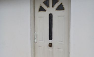 Casa trasera en ALQUILER con 2 dormitorios y cochera cubierta a 4cuadras de estación Glew.