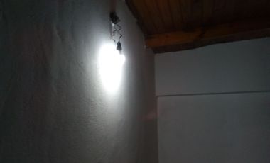 Casa trasera en ALQUILER con 2 dormitorios y cochera cubierta a 4cuadras de estación Glew.