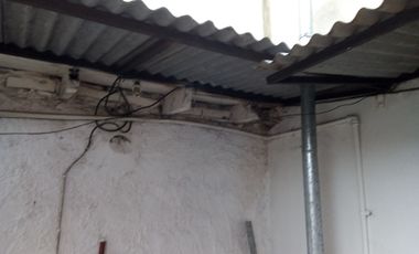 Casa trasera en ALQUILER con 2 dormitorios y cochera cubierta a 4cuadras de estación Glew.