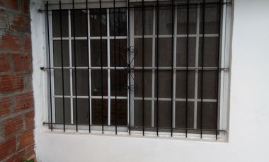 Casa trasera en ALQUILER con 2 dormitorios y cochera cubierta a 4cuadras de estación Glew.