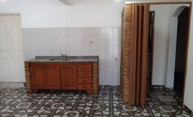 Casa trasera en ALQUILER con 2 dormitorios y cochera cubierta a 4cuadras de estación Glew.
