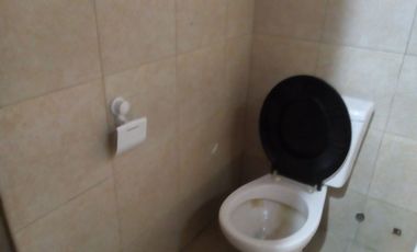 Casa trasera en ALQUILER con 2 dormitorios y cochera cubierta a 4cuadras de estación Glew.