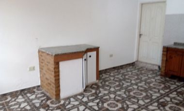 Casa trasera en ALQUILER con 2 dormitorios y cochera cubierta a 4cuadras de estación Glew.