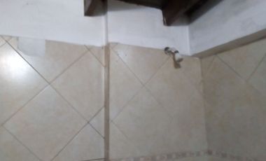 Casa trasera en ALQUILER con 2 dormitorios y cochera cubierta a 4cuadras de estación Glew.