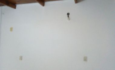 Casa trasera en ALQUILER con 2 dormitorios y cochera cubierta a 4cuadras de estación Glew.