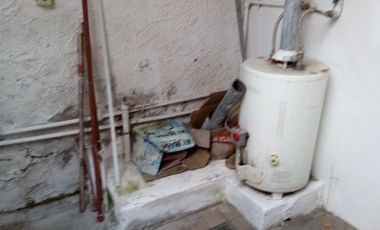 Casa trasera en ALQUILER con 2 dormitorios y cochera cubierta a 4cuadras de estación Glew.