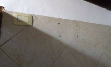 Casa trasera en ALQUILER con 2 dormitorios y cochera cubierta a 4cuadras de estación Glew.