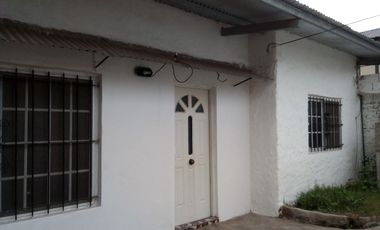 Casa trasera en ALQUILER con 2 dormitorios y cochera cubierta a 4cuadras de estación Glew.