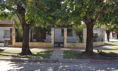 Chalet 3 Amb.con Dependencias Frente A Pza Belgrano