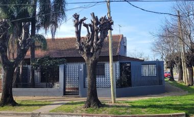 Chalet 3 Amb.con Dependencias Frente A Pza Belgrano