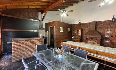 Venta casa de 4 amb. c/ quincho pileta y pque.