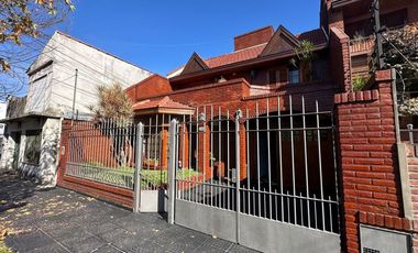 Venta casa de 4 amb. c/ quincho pileta y pque.