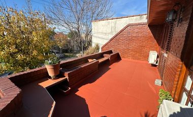 Venta casa de 4 amb. c/ quincho pileta y pque.