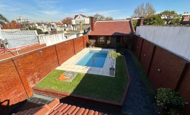 Venta casa de 4 amb. c/ quincho pileta y pque.