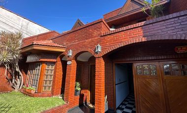 Venta casa de 4 amb. c/ quincho pileta y pque.