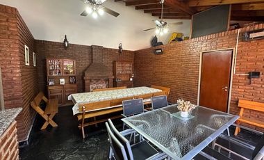 Venta casa de 4 amb. c/ quincho pileta y pque.