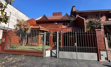 Venta casa de 4 amb. c/ quincho pileta y pque.