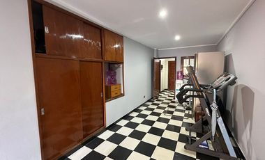 Venta casa de 4 amb. c/ quincho pileta y pque.