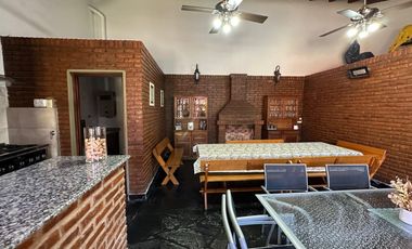 Venta casa de 4 amb. c/ quincho pileta y pque.