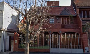 Venta casa de 4 amb. c/ quincho pileta y pque.