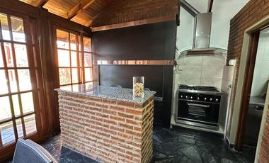 Venta casa de 4 amb. c/ quincho pileta y pque.