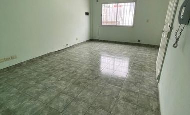 DEPARTAMENTO 2 AMBIENTES EN SEGUNDO PISO AL CONTRAFRENTE, SOBRE AV ARIETA