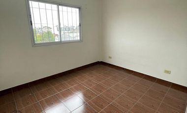 DEPARTAMENTO 2 AMBIENTES EN SEGUNDO PISO AL CONTRAFRENTE, SOBRE AV ARIETA