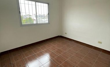 DEPARTAMENTO 2 AMBIENTES EN SEGUNDO PISO AL CONTRAFRENTE, SOBRE AV ARIETA