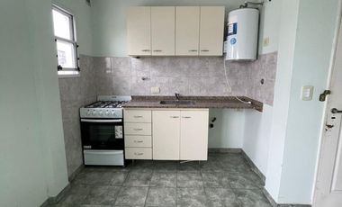 DEPARTAMENTO 2 AMBIENTES EN SEGUNDO PISO AL CONTRAFRENTE, SOBRE AV ARIETA