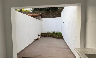 Amplio dúplex de 4 ambientes en dos plantas con patio y cochera paraauto pequeño. Excelente estado