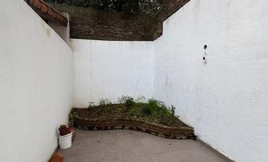 Amplio dúplex de 4 ambientes en dos plantas con patio y cochera paraauto pequeño. Excelente estado