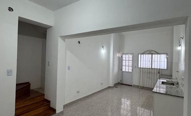 Amplio dúplex de 4 ambientes en dos plantas con patio y cochera paraauto pequeño. Excelente estado