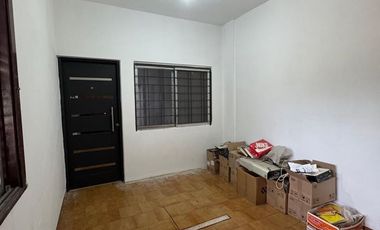 Amplio dúplex de 4 ambientes en dos plantas con patio y cochera paraauto pequeño. Excelente estado