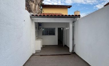 Amplio dúplex de 4 ambientes en dos plantas con patio y cochera paraauto pequeño. Excelente estado