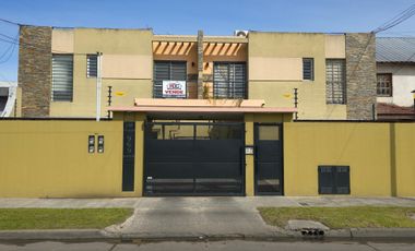 ALQUILER Y VENTA DE EXCELENTE DEPARTAMENTO DUPLEX 3 AMBIENTES EN LUISGUILLÓN CON COCHERA - EN COMPLEJO - 80 M²