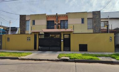 ALQUILER Y VENTA DE EXCELENTE DEPARTAMENTO DUPLEX 3 AMBIENTES EN LUISGUILLÓN CON COCHERA - EN COMPLEJO - 80 M²