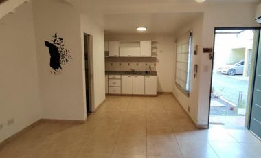 ALQUILER Y VENTA DE EXCELENTE DEPARTAMENTO DUPLEX 3 AMBIENTES EN LUISGUILLÓN CON COCHERA - EN COMPLEJO - 80 M²