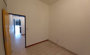 Local de 2,78 x 11 sobre avenida Arieta al 1900 importante centro comercial