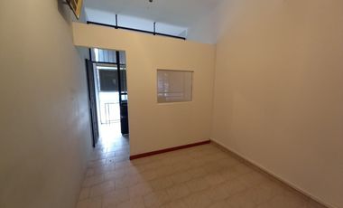 Local de 2,78 x 11 sobre avenida Arieta al 1900 importante centro comercial