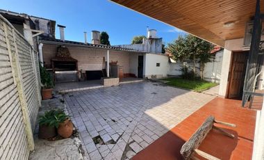 VENTA DE CHALET 2 AMBIENTES APTA A CRÉDITO - LUIS GUILLÓN - CON COCHERA- LOTE DE 250 M²