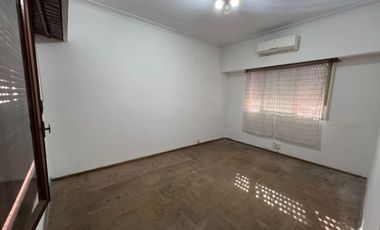 VENTA DE CHALET 2 AMBIENTES APTA A CRÉDITO - LUIS GUILLÓN - CON COCHERA- LOTE DE 250 M²