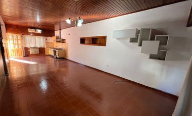 VENTA DE CHALET 2 AMBIENTES APTA A CRÉDITO - LUIS GUILLÓN - CON COCHERA- LOTE DE 250 M²
