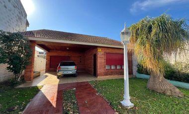 VENTA DE CHALET 2 AMBIENTES APTA A CRÉDITO - LUIS GUILLÓN - CON COCHERA- LOTE DE 250 M²