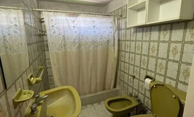 VENTA DE CHALET 2 AMBIENTES APTA A CRÉDITO - LUIS GUILLÓN - CON COCHERA- LOTE DE 250 M²