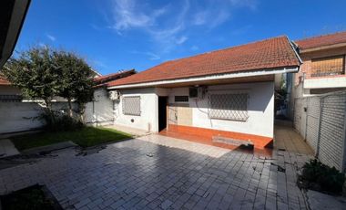 VENTA DE CHALET 2 AMBIENTES APTA A CRÉDITO - LUIS GUILLÓN - CON COCHERA- LOTE DE 250 M²