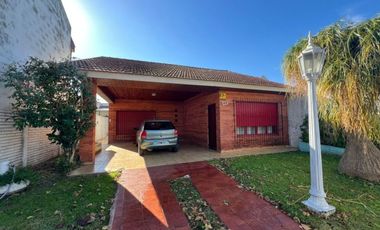 VENTA DE CHALET 2 AMBIENTES APTA A CRÉDITO - LUIS GUILLÓN - CON COCHERA- LOTE DE 250 M²