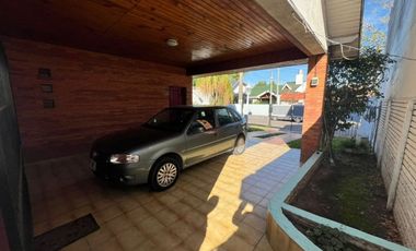 VENTA DE CHALET 2 AMBIENTES APTA A CRÉDITO - LUIS GUILLÓN - CON COCHERA- LOTE DE 250 M²