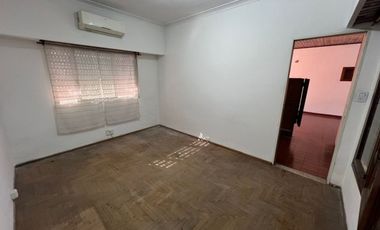 VENTA DE CHALET 2 AMBIENTES APTA A CRÉDITO - LUIS GUILLÓN - CON COCHERA- LOTE DE 250 M²